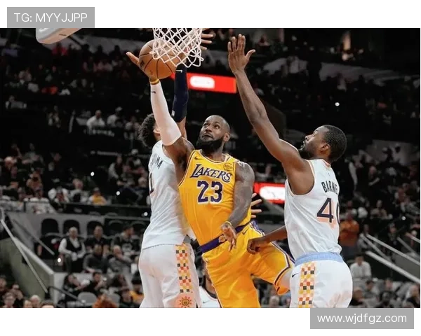 NBA最新动态：湖人队新星闪耀季前赛 詹姆斯迎接挑战季后赛目标明确